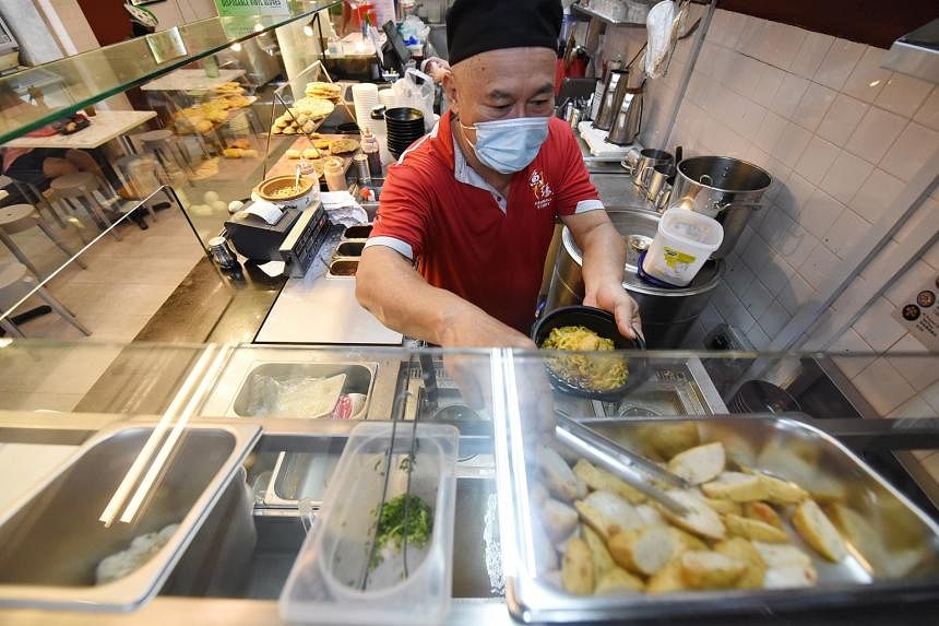 Penjual makanan dan toko roti berjuang untuk menjaga harga tetap rendah di tengah meningkatnya tekanan biaya