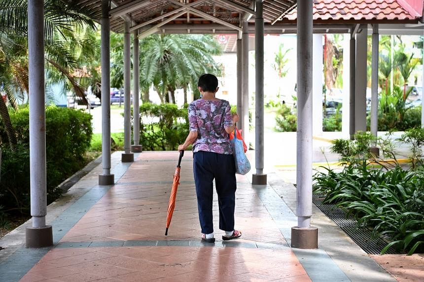 Lebih banyak manula memanfaatkan saluran bantuan tahun lalu karena masalah seperti kelelahan pandemi, ketidakpastian