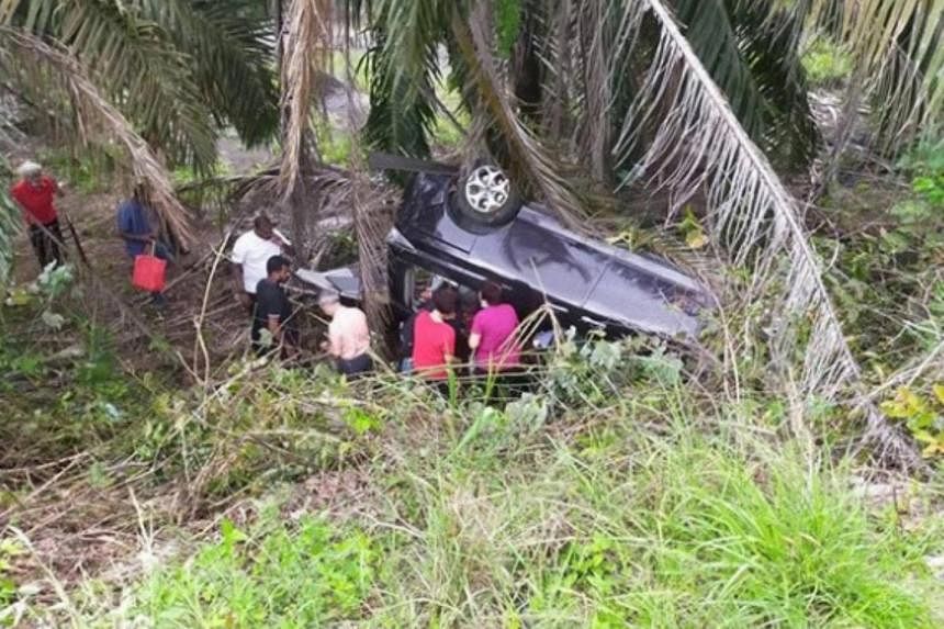 ‘Saya pikir kita semua sudah selesai’: Keluarga menghancurkan jendela untuk melarikan diri setelah mobil terbalik di Johor