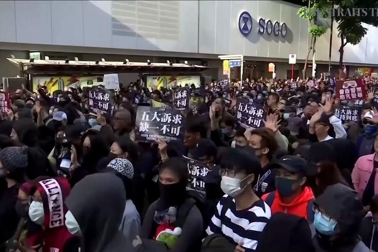 Ratusan ribu orang ambil bagian dalam pawai besar-besaran Hong Kong beberapa jam setelah pistol dan peluru disita oleh polisi