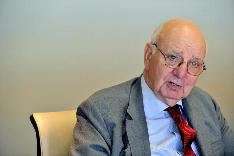 Paul Volcker, ketua Fed yang mengobarkan perang terhadap inflasi, meninggal pada usia 92 tahun