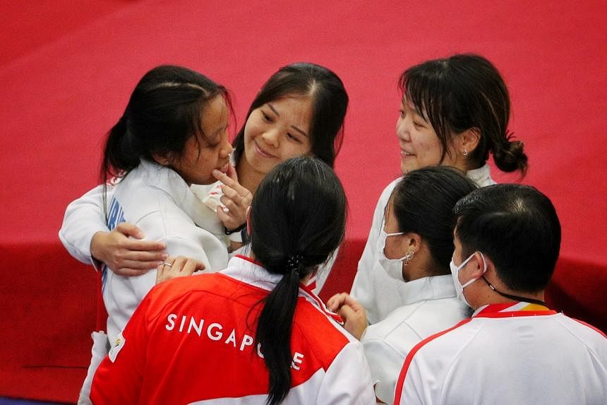 SEA Games: S’pore kantongi emas bersejarah di epee beregu putri dengan kemenangan 45-36 atas Thailand