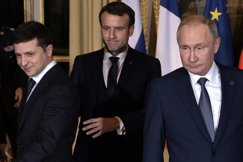 Presiden Rusia Vladimir Putin bertemu pemimpin Ukraina Volodymyr Zelensky untuk pertama kalinya di KTT perdamaian Paris