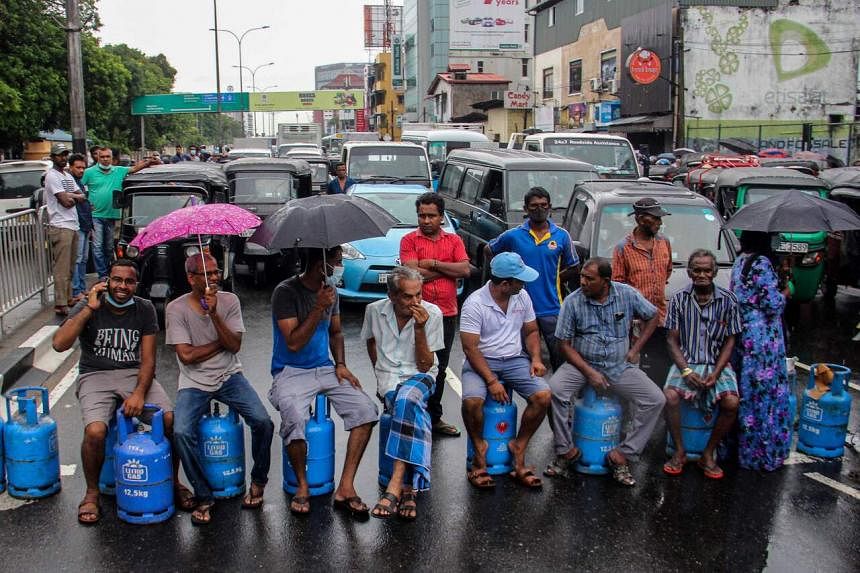 Sri Lanka tersandung menuju default pertama pada utang luar negeri