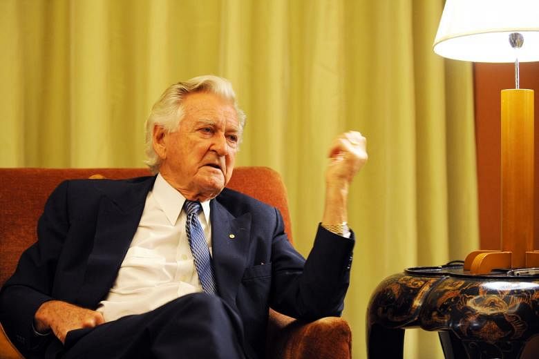 Putri mantan PM Australia Bob Hawke mengatakan ayah mendesaknya untuk tidak melaporkan dugaan pemerkosaan oleh sekutu politik