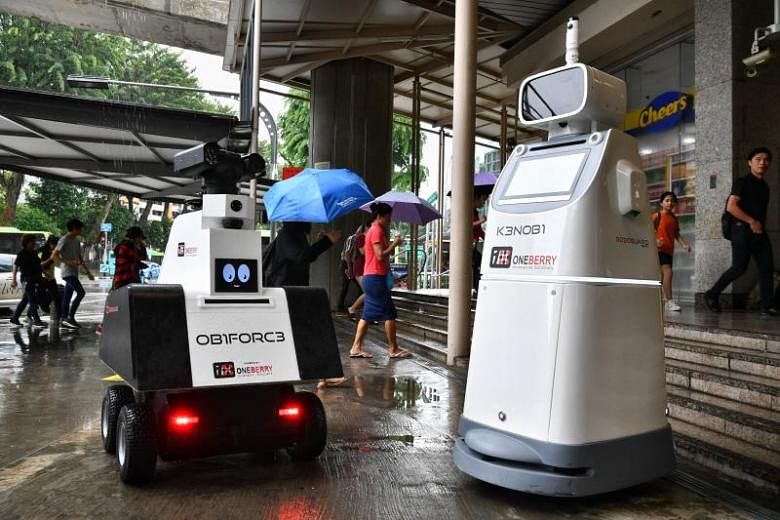 Robot penjaga berteknologi tinggi ambil bagian dalam latihan keamanan di stasiun MRT Ang Mo Kio