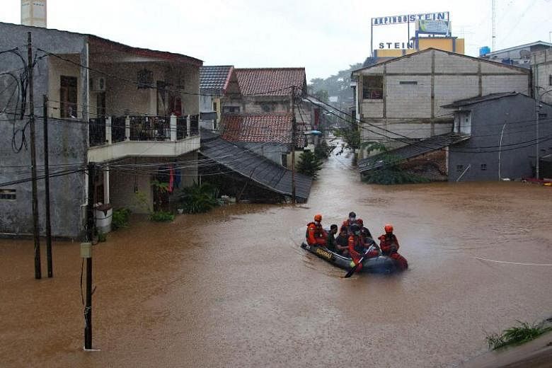 Banjir besar menewaskan 5 orang di Jakarta; sekitar 1.700 orang masih berada di tempat penampungan