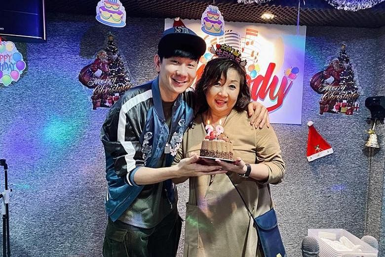 Penyanyi JJ Lin pergi ke Geylang untuk merayakan ulang tahun ibu di klub karaoke