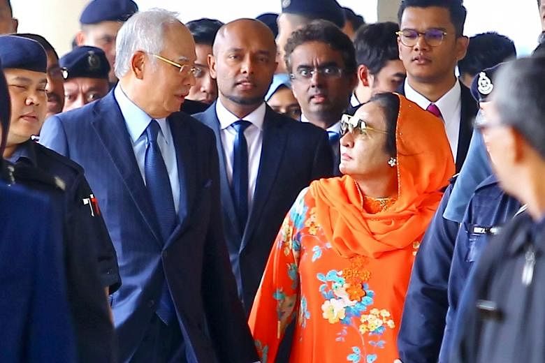 Najib menghabiskan S $ 152.000 untuk jam tangan mewah sebagai hadiah ulang tahun untuk Rosmah