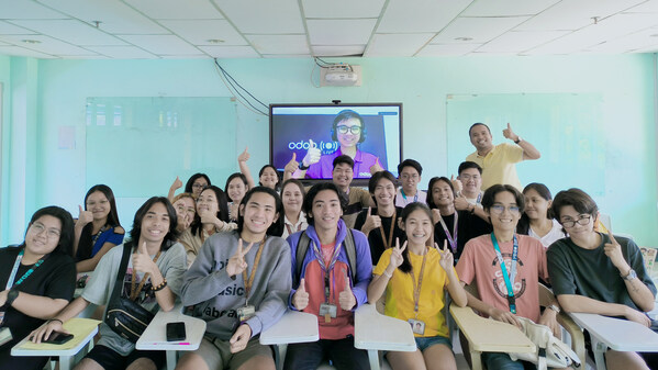 Ivan Kwok, Petugas Pendidikan Odoo, bersama mahasiswa Mindanao State University–Iligan Institute of Technology.