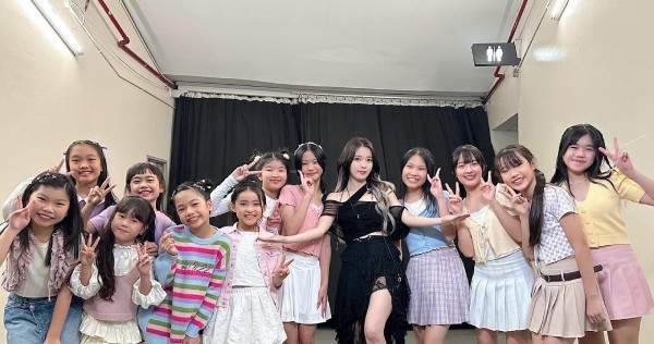 ‘Senyum IU membuatku merasa sangat tenang’: Siswa Singapura menari dengan bintang K-pop dalam konser, Entertainment News