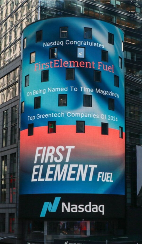 Pengakuan FirstElement Fuel sebagai perusahaan Top 40 GreenTech dirayakan oleh Nasdaq dengan papan nama di menara New York City mereka.